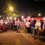 grupa podczas nocnego zwiedzania